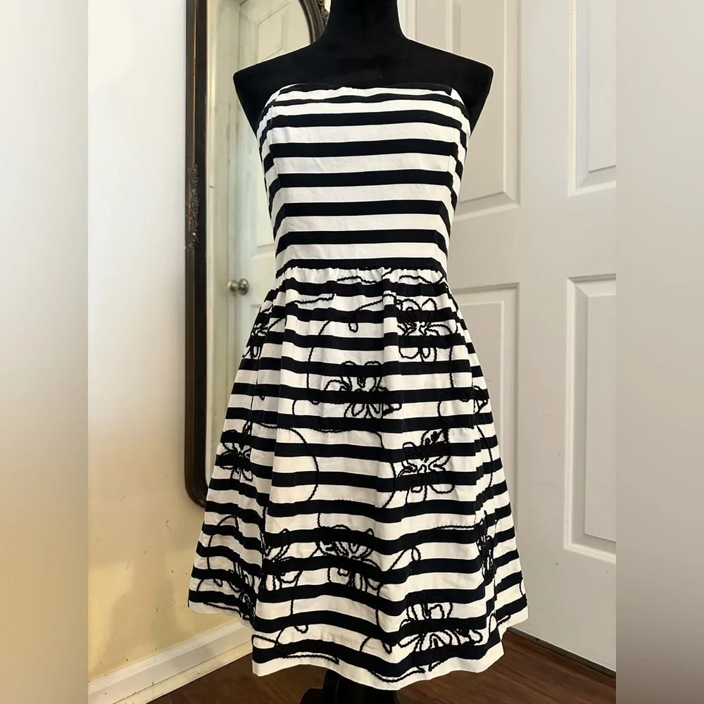 Lilly Pulitzer Payton Dress with white and black Swizzle Stripe - Picture 4 of 12